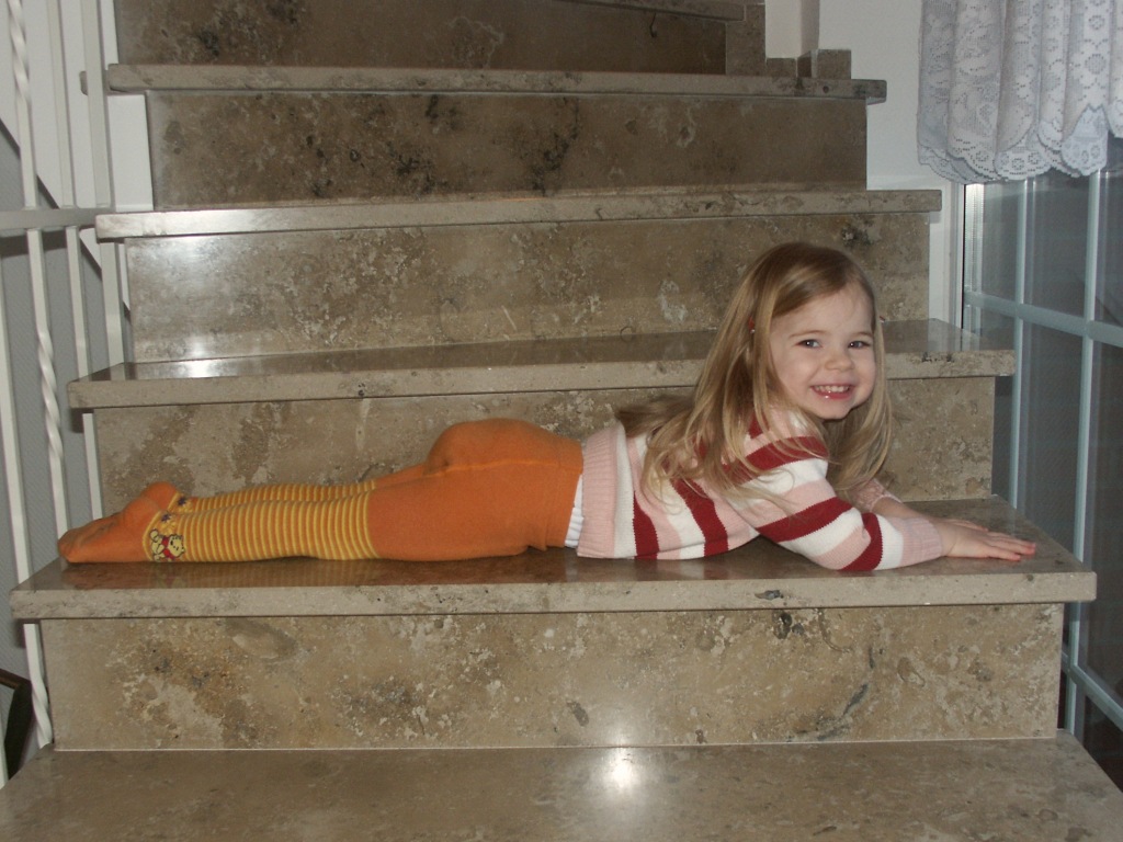 Clara auf der Treppe