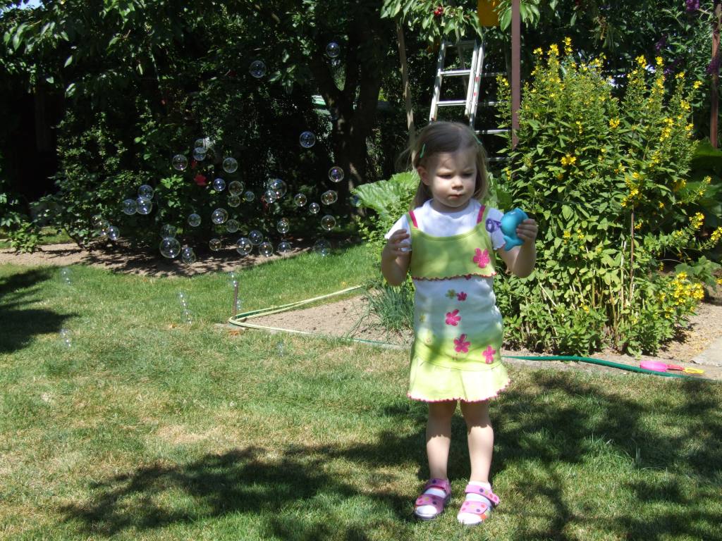 Clara macht Seifenblasen (16.07.2006)
