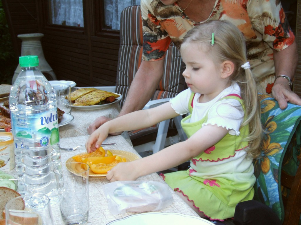 Clara isst Paprika (16.07.2006)