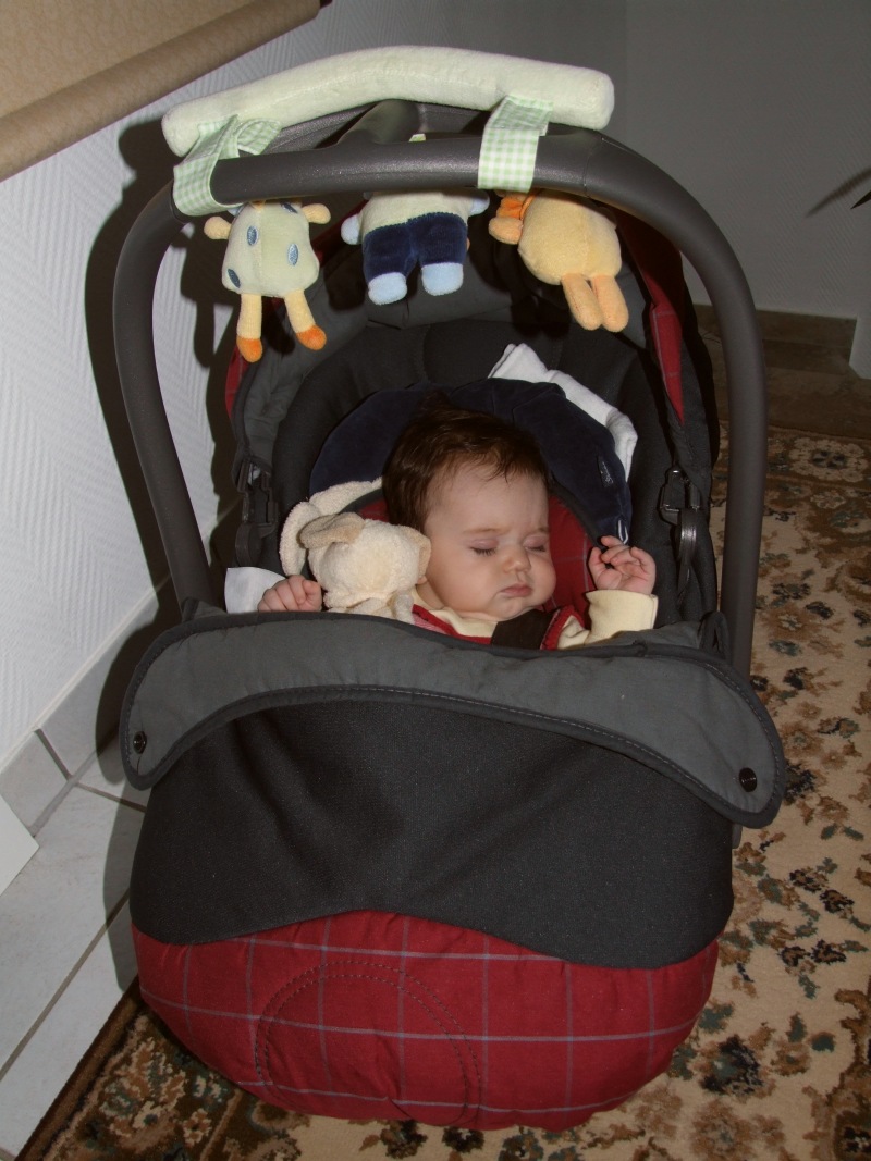 Tessa schläft im Kindersitz
