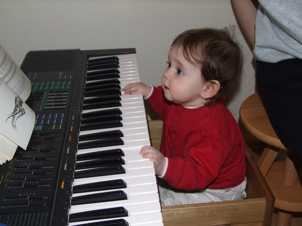 Tessa spielt Klavier