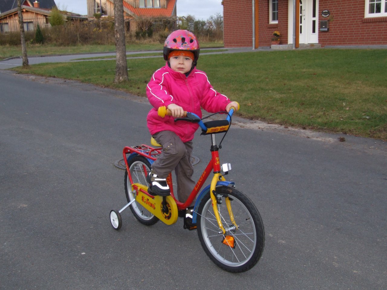 Clara fährt Fahrrad