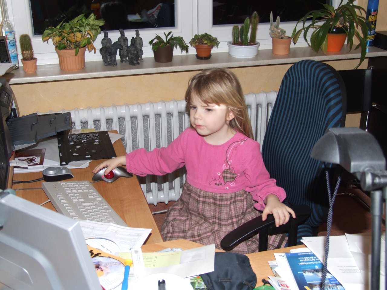 Clara arbeitet am Computer