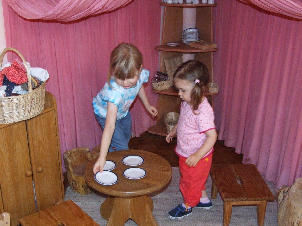Clara und Tessa spielen im KiGa