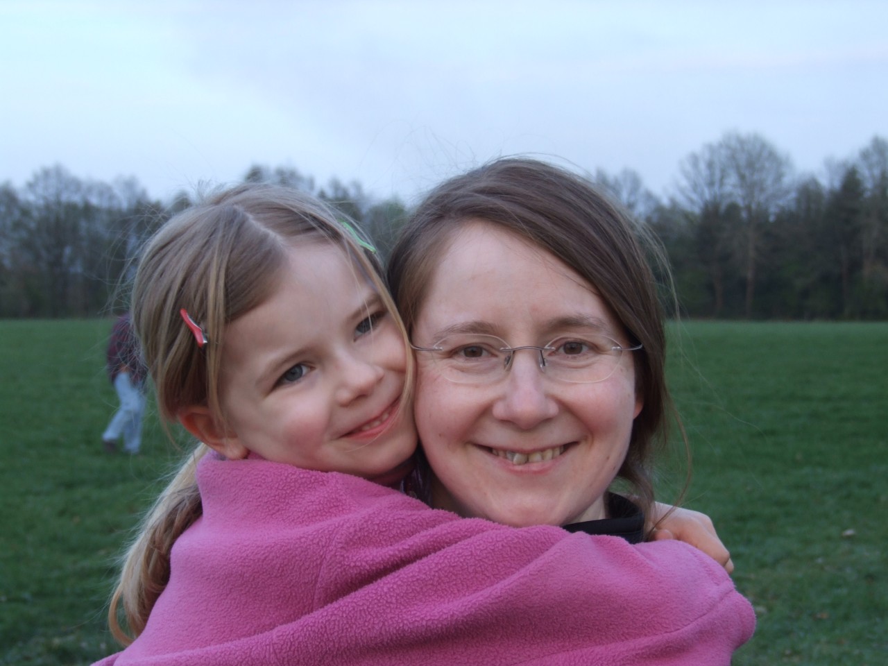 Clara mit Mama beim Osterfeuer